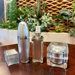 chai đựng serum và hũ đựng kem dưỡng