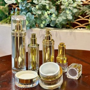 Bộ chai lọ mỹ phẩm bằng nhựa Acrylic màu vàng gương cao cấp mã A01 sang trọng.
