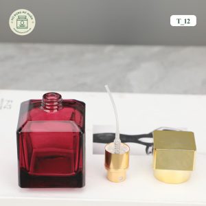 Chai nước hoa dung tích 50ml và 70ml phối màu đỏ và trắng trong suốt sang trọng.